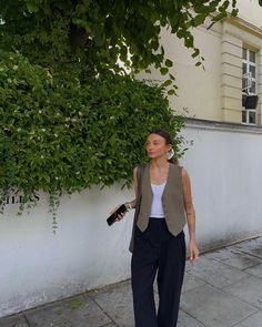 Chloe Hayward Summer, Street Casual Outfits Women, Effortless Street Style, Work Inspo Outfit, Work Vest Outfits For Women, Summer Vest Outfits For Women, Work Outfits Women Casual Summer, Green Waistcoat Outfit, Chloe Hayward Outfits