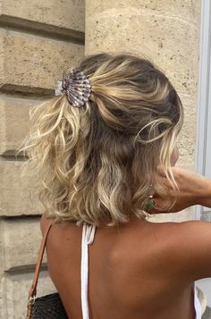 Mermaid Bob Hair, Natural Short Blonde Hair, Wet Hair Look Blonde, Beach Bob Hairstyles, Mermaid Short Hair, Short Mermaid Hair, Short Blonde Wavy Hair, Short Curly Blonde Hair, Tile Terracotta