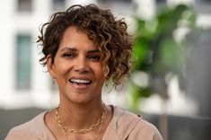 Halle Berry Opens Up About Menopause | POPSUGAR Fitness Halle Berry Age, Husband Affair, Halle Berry Hairstyles, Halle Berry Style, Hair Muse, Fashion Runway Show, Tone Legs, Art Faces, Digital Health