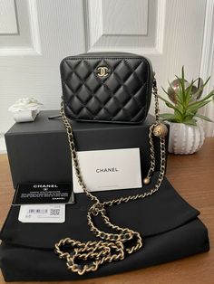 Chanel 22C Pearl Crush Purse-Vanity W. Chain Lambskin Black Gold Shoulder Bag Elegant High-quality Leather Bags, Luxury High-quality Leather Bags, Elegant Travel Bags Of High Quality, Elegant Travel Bags, High Quality Leather Rectangular Bag, High Quality Rectangular Leather Bag, High-quality Rectangular Leather Bag, High-end High Quality Travel Bags, High Quality Rectangular Formal Bags