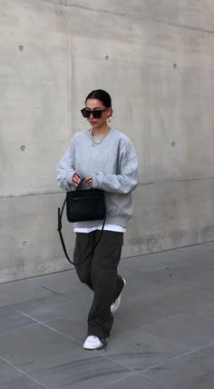 Oversized Gray Sweatshirt Outfit, White Tshirt Outfit Black Woman, Tshirt Under Sweatshirt Outfit, Grey Crewneck Outfit Aesthetic, Oversized Chic Outfit, Oversized Crew Neck Outfit, Oversized Grey Cardigan Outfit, How To Style Grey Sweater, Oversized Grey Sweatshirt Outfit