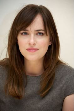 Bangs Sideswept, Dakota Johnson Hair, Medium Length Hair With Bangs, Side Bangs Hairstyles, Easy Everyday Hairstyles, Bangs For Round Face, Swept Bangs, Bangs Hairstyles, Bangs With Medium Hair