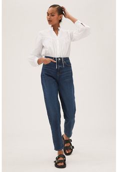 Cumpara Blugi mom fit cu talie inalta. #jeansfemei #blugifemei #hainesic #womenjeans #womenbrandjeans #jeansi #jeansifemei Mom Jeans Black, Ankle Grazer Jeans, Floral Lingerie, Retro Fits, Jeans Mom, On Repeat, Suit Shop, Jeans Black, Leggings Shop