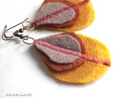 ROROISM PRESENTS: A series of super light and extra decorative statement earrings FELT PEACOCK EARRINGS in a variety of colours! Here you can purchase ones in a  stylish combination of Sunny Curry yellow and Dusty Heather Purple felt + hint of Rusty Foxy Orange, with a nonchalant Pink machine zic-zac stitch! Earrings are coming on and a open copper hook with a silicon plug! Length all together: 8 cm (2.8 in) FREE UKSHIPPING Other colors available (or potentially possible - please mail me). thank you for stopping by PLEASE SEE MY OTHER ITEMS Felt Peacock Feathers, Felt Peacock, Curry Yellow, Felt Earrings, Pink Machine, Felted Earrings, Brass Chain Necklace, Peacock Feather Earrings, Stitch Earrings