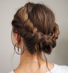 Braided Hairdo Wedding, Bridesmaid Hair French Braid, Braided Crown Hairstyles Short Hair, Braid Hairstyle For Medium Hair, Messy Boho Updo Wedding, Short Hair Braid Crown, Braided Hairstyles Crown, Braided Crown Short Hair, Summer Bride Hair