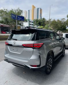 the rear end of a silver toyota highland