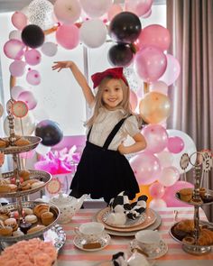 Oui Oui Im 3 Party, Eloise Birthday Theme, Eloise Birthday Party, Nyc Room, Anna Wilson, New Year Photoshoot, Child Bedroom