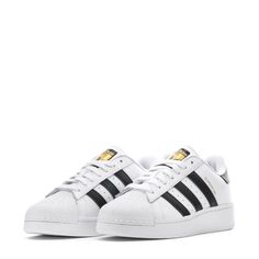 ZAPATILLAS ADIDAS SUPERSTAR XLG HOMBRE
 Cuando pensabas que las zapatillas adidas Superstar no podían ser más atrevidas, este par amplifica las zapatillas clásicas de los años 70 para la moda moderna. Las proporciones ampliadas y la declaración igualmente grande se hacen evidentes con las icónicas 3 Franjas dentadas. La parte superior de cuero se mantiene fiel a sus raíces vintage y al mismo tiempo reinventa la silueta para mantener la frescura. Da cada paso con confianza cuando la puntera en forma de concha te marca el camino.


 Ajuste regular.

 Cierre de cordones.

 Superior de cuero.

 Forro textil.

 Suela de goma.

 Importado.

 Color: Blanco/Negro/Oro Metálico. Adidas Concha, White Superstars, Adidas Shoes White, Addias Shoes, Adidas Classic Shoes, White Adidas Shoes, Superstar Adidas, Adidas White Shoes, Adidas Star