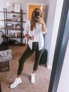 Mid Top Converse Outfit, Converse Boot Outfit, White Converse Outfit Fall, Chuck Converse Outfit, White Chucks Outfit, White Converse High Tops Outfit, How To Style High Top Converse, Hi Top Converse Outfit, Converse White Outfit