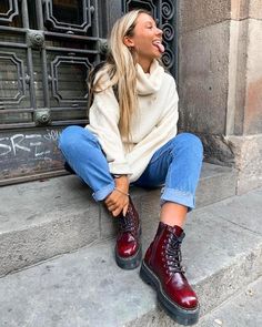 Oxblood Dr Martens Outfit, Outfit Botas Vino, Red Boots Outfit Winter, Dr Martens Work Outfit, Burgundy Combat Boots Outfit, Red Combat Boots Outfit