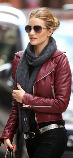 Bufanda + Chaqueta de cuero...un look a la perfección. Cheap Elegant Leather Jacket For Winter, Outfits Leggings, Burgundy Leather Jacket, Oxblood Leather, Anja Rubik, Bohol, Nicole Richie, Rosie Huntington Whiteley