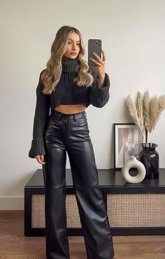 Pantalone Donna Vita Alta Ampio Ecopelle - LE STYLE DE PARIS Lederhosen Outfit, Leather Pants Outfit, Chique Outfits, Pastel Outfit, Outfit Chic, Cold Outfits, Black Leather Pants, Looks Street Style