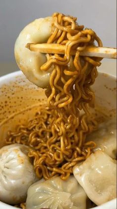 Korean Noodles Aesthetic, Ramen With Dumplings, Buldak Noodle, Ramen And Dumplings, Juicy Dumplings, Spicy Ramen Recipe, Spicy Korean Food, Samyang Buldak, Noodles And Dumplings