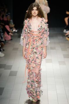 Marchesa Spring 2018 Ready-to-Wear collection, runway looks, beauty, models, and reviews. Marchesa Bridal, Fashion Week 2018, Ny Fashion, Nice Style, Brand Image