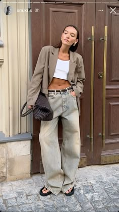 Cami And Jeans Outfit, Instagram Istanbul, Ootd Jeans, Ootd Women, Cute Fall Outfits, Fashion Mistakes, Blazer Outfits, Clothing Hacks, 10 Pounds