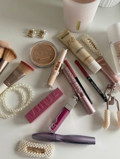 Girly makeup aesthetic Makeup Aesthetic Vanity, Make Up Aesthetic Pictures, Aesthetic Makeup Pictures, Aethstetic Makeup, Makeup Essentials Aesthetic, Make Up Astethic, Makeup Vision Board, Makeup Astethic, Makeup Collage