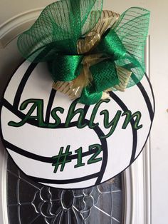 a door hanger with a green bow on it that says, sabsley's basketball