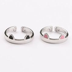 Bague chat en argent - Ajoutez une touche féline à votre style! Si vous êtes un amoureux des chats, ne cherchez pas plus loin! Découvrez notre ravissante Bague chat, parfaite pour ajouter une touche féline à votre style. Et pour compléter votre look, jetez également un œil à nos adorables Bijoux chat. Laissez-vous séduire par nos créations ludiques et laissez vos amis félins briller! Bague chat en argent - Une touche de mode féline pour les amoureux des chats Matériaux : Fabriqué en alliage de z Gold Cat Ring, Silver Cat Ring, Paw Print Ring, Paw Ring, Gatto Carino, Sikat Gigi, Claw Ring, Cat Ring, Adjustable Jewelry