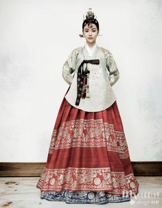 hanbok design by Sul-Nyeo Park (박술녀) Korean Traditional Dress Hanbok, Traditional Korean Clothing, Korea Dress, Casual Attire For Women, Gaun Fashion