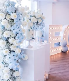 white and blue flowers are on display in the room