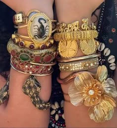 Gold Jewelry Maximalist, Maximalist Bracelets, Maximalist Gold Jewelry, Gold Maximalist Jewelry, Maximalist Jewelry Aesthetic, 90s Gold Jewelry, Chunky Jewelry Outfit, Bangles Outfit, Gold Chunky Jewelry