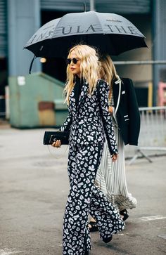 Stylish Street Style: New York Fashion Week Spring 2019 | Stylelista Confessions Rebecca Bloomwood, Coastal Eclectic, Rainy Outfit, Female Suits, Stylish Street Style, Street Style New York, New York Street Style