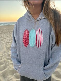 Patchwork On Hoodie, Diy Embroidered Shirt Ideas, Star Hoodie Diy, Diy Patchwork Hoodie, Cute Sweatshirts Outfits, Patchwork Clothes Diy, Embroidered Sweatshirt Diy, Sweatshirt Patchwork