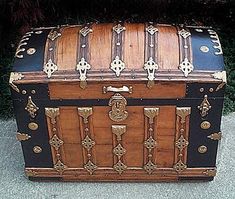 an old trunk is sitting on the sidewalk