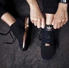 Black And Gold Sneakers, Black Adidas Shoes, Sneaker Outfits, Sneaker Trend, Adidas Zx Flux, Adidas Shoes Women, Gold Sneakers, Adidas Zx, Sneakers Adidas