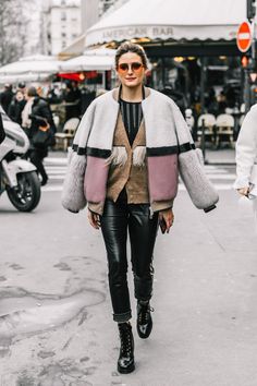 20 Fall Street Style Looks To Copy From Paris Fashion Week18/19 #designfinderstyling #streetstyle #Fashionweek snapped by collage Vintage How To Have Style, Chique Outfits, Moda Paris, Paris Fashion Week Street Style, Elegante Casual, A Jacket, Cooler Look