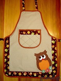 an apron with an owl applique on it