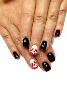 Disney Nails Snow White, Poison Apple Nail Design, Poisoned Apple Nails, Snow White Halloween Nails, Holween Ideas Nails, Snow White Nails Acrylic, Kiki's Delivery Service Nail Art, Cute Halloween Disney Nails, Green Halloween Nails Short