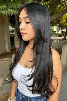 Straight long hair with face-framing layers, adding volume and elegance to thin hair Thick Hair Styles Long, Layers For Thick Hair, Long Layered Haircuts Straight, Layered Haircuts Straight Hair, Layered Haircuts Straight, Haircuts For Long Hair Straight, Straight Long Hair, Hair Styles Long Hair, Face Framing Hair