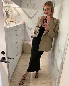 Beige Blazer Outfit, Rosie Huntington Whiteley Style, Rosie Hw, Minimalist Fashion Outfits, Stile Casual Chic, Rosie Huntington, It Bag, Huntington Whiteley