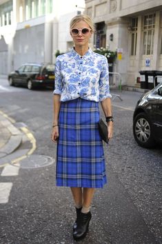 New York Fashion Week | Fashion Week Street Style | POPSUGAR Fashion Photo 1 Rok Outfit, Laura Bailey, London Fashion Week Street Style, London Fashion Weeks, Mixed Prints, Rock Outfit, Looks Street Style, Beautiful Skirts, Plaid Skirt