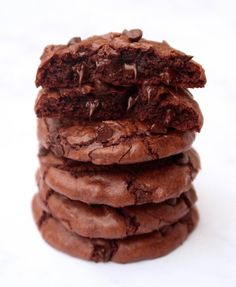 a stack of chocolate cookies sitting on top of each other