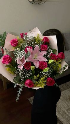 Flower Bouquet Black Women, Thank You Flowers Bouquet, Big Flower Bouquet Gift, Big Bouquet Of Flowers Gift, Bouquet Of Flowers From Boyfriend, Flowers From Bf, Bouquet Of Flowers Aesthetic, Holding Flower Bouquet, Receiving Flowers