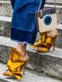 ¡Zapatos "escoba" a debate! | La Clé Privée Bow Legged Correction, Bow Legged, Mule Heels, Yellow Heels, Prom Heels, Fabulous Shoes, Cool Street Fashion, Shoe Obsession, Shoe Lover