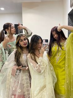 Eid Group Photoshoot, Eid Pics Poses With Cousin, Eid Pose Ideas With Sister, Eid Friends Pics, Eid Photo Ideas With Friends, Poses With Cousins In Wedding, Eid With Friends, Aesthetic Eid, Photo Dump Instagram