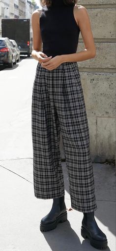 Plaid Straight Leg Pants Outfit, Fun Outfits For Women Colorful, Work Appropriate Grunge Outfits, Minimal Alternative Style, Professional Summer Outfit, High Quality Outfits, Artsy Minimalist Fashion, Alternative Smart Casual, Smart Grunge Outfits