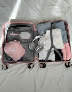 Packing Aesthetic Suitcase, Travel Bag Aesthetic, Airport Suitcase, Travel Suitcase Packing, Fitness Vision Board, Vision Board Pictures