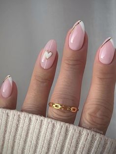 white and gold chevron tip nails with a heart accent Heart Nail Designs, Subtle Nails, Heart Nails, Chic Nails, Short Acrylic Nails, Valentine's Day Nails, Valentines Nails, Nail Manicure, Trendy Nails