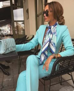 Áo Blu, Elegant Outfit Classy, Paris Chic, Ways To Wear A Scarf, How To Wear A Scarf, Hijab Styles, Woman Suit Fashion, Glitter Force, Classy Fashion