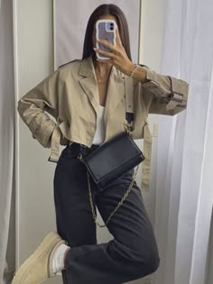 Casual Bar Outfits, Beige Outfit, Cold Outfits, Causual Outfits, Fashion Mistakes, Fashion Design Clothes, Fall Jackets, Outfits Casual, Casual Dinner Outfit