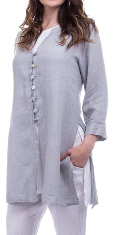 2 Piece Linen Tunic. This unic-style Top is a Long Sleeve Button-down with Slits on the Sides. The Under Layer is a Sleeveless White Linen Top. 100% Linen Made in Italy Tunics For Women Classy, Linen Clothes For Women Classy, Linen Dress Pattern, White Linen Top, Sleeveless Cotton Dress, Linen Tunic Tops, Linen Casual, Over 50 Womens Fashion, Linen Tunic