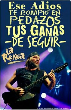 a man holding a guitar in front of a stage with the words,'los rega de segurr '