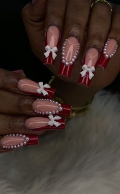 Christmas Acrylic Nails Candy Canes, Short Red Winter Nails, Xmas Nail Inspiration, Xmas Nails With Bow, Natural Nails Christmas Design, Winter Square Nail Designs, Christmas Nails With Bow Charm, Red Christmas Design Nails, Nail Ideas Acrylic Baddie