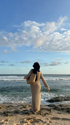 Hijabi Beach Pictures, Beach Outfit Modest, Hijabi Beach Outfit, Pose By Yourself, Solo Beach Poses, Best Beach Poses, Beach Pictures Ideas