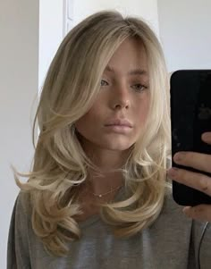 Medium Length Haircut Blonde Layers, Hair Styles For Medium Length Hair 2023, Soft Layers Medium Hair Wavy, Blonde Hair Layers Short, Layers From Front Hair, Side Bangs On Long Hair, Soft 90s Layers, Medium Long Blonde Haircut, Middle Part 90s Hair