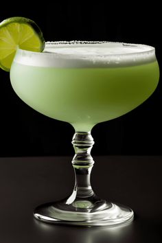 Discover the refreshing Lime Sour Cocktail, made with zesty lime juice and a perfect blend of sweet and sour flavors. Enjoy this easy-to-make, tangy drink that's great for any occasion. Seabreeze Cocktail, Lime Cocktails, Cocktail Experience, Lime Drinks, Paloma Cocktail, Perfect Summer Drink, Frozen Margaritas, Cocktail Bitters